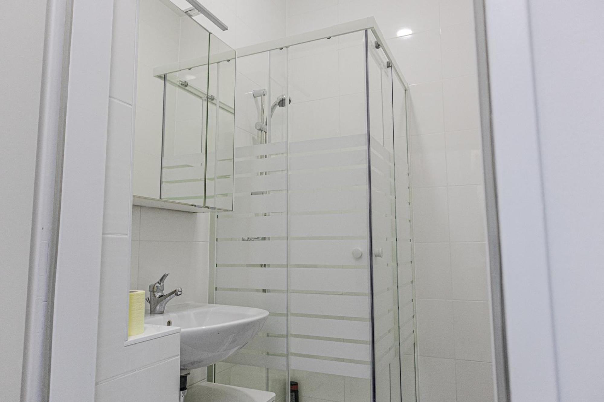 Affordable 5-Br Shared Apartment / Enkplatz U3 Getaway Wien Ngoại thất bức ảnh