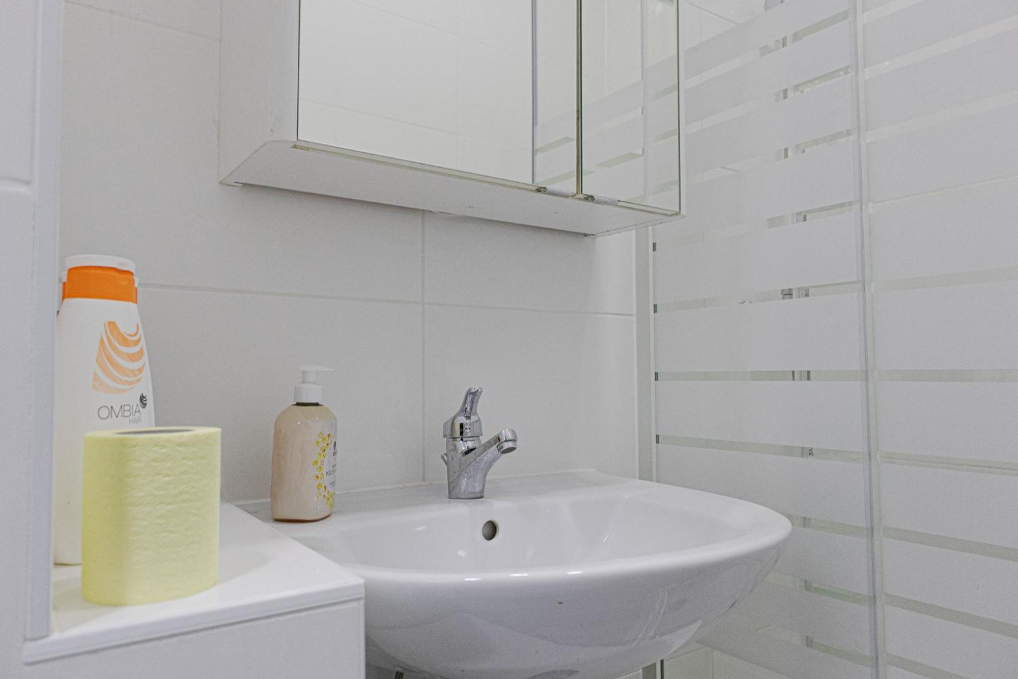 Affordable 5-Br Shared Apartment / Enkplatz U3 Getaway Wien Ngoại thất bức ảnh