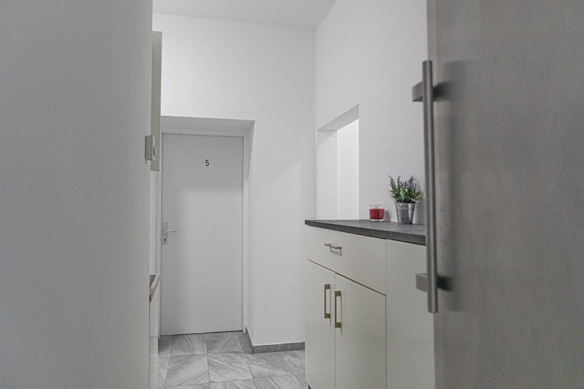 Affordable 5-Br Shared Apartment / Enkplatz U3 Getaway Wien Ngoại thất bức ảnh